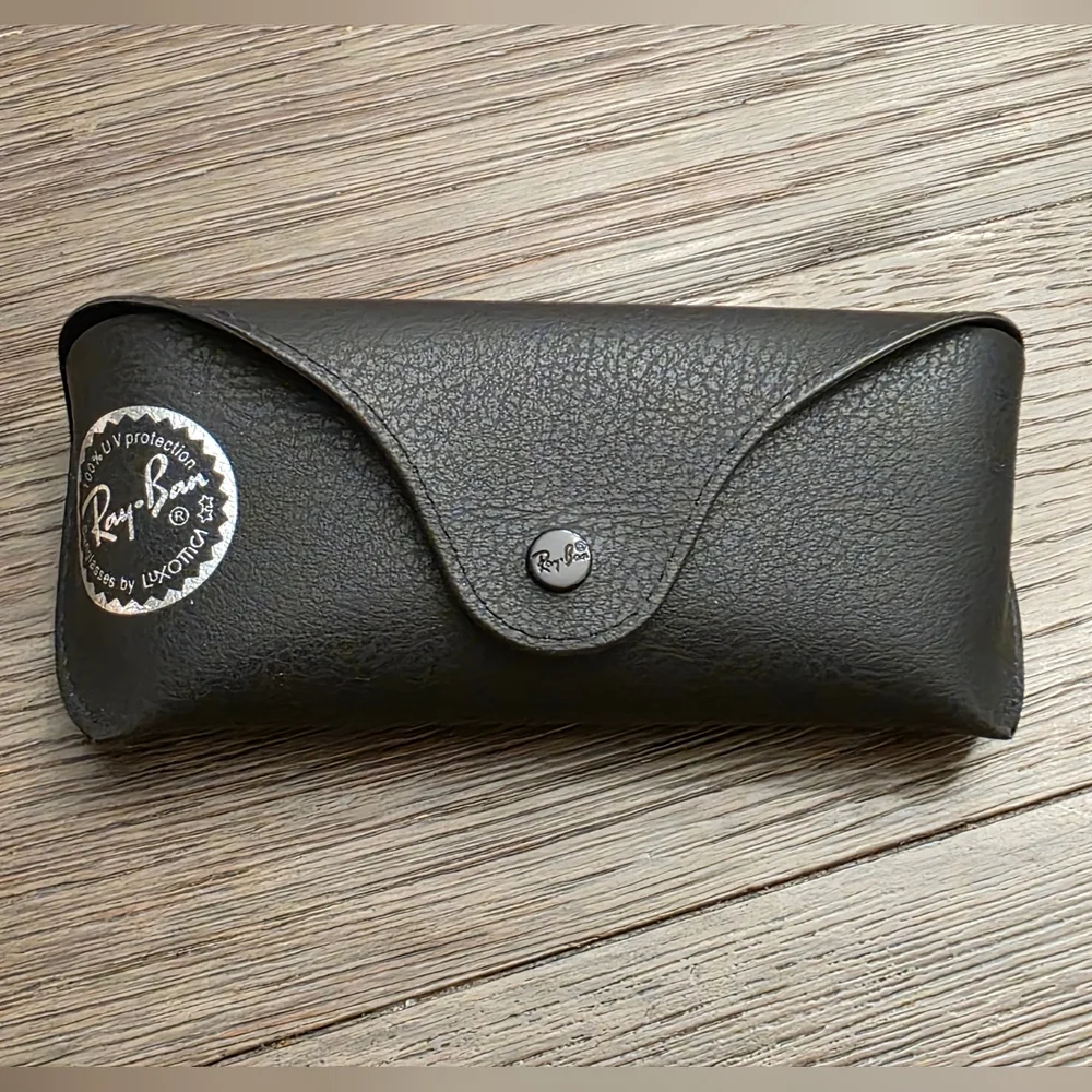 Ray-Ban Black Snap Closure Silver Seal Case with Cleaning Cloth - Picture 2 of 10